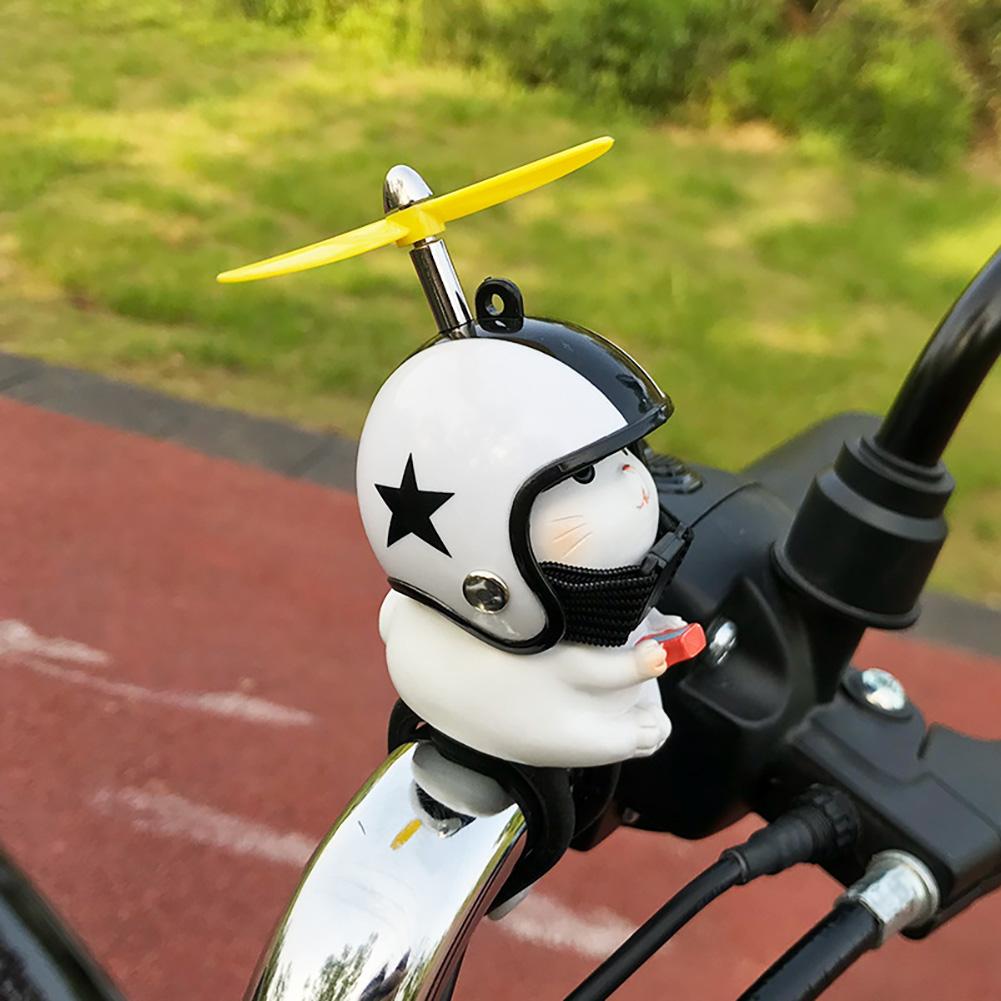 Dekoracja Kierownicy Uroczy Kot z Kaskiem Śmigło Ornament Kierownicy Roweru Wisiorek Motocyklowy Wzór w Kształcie Kotka Rozciągliwy Pasek