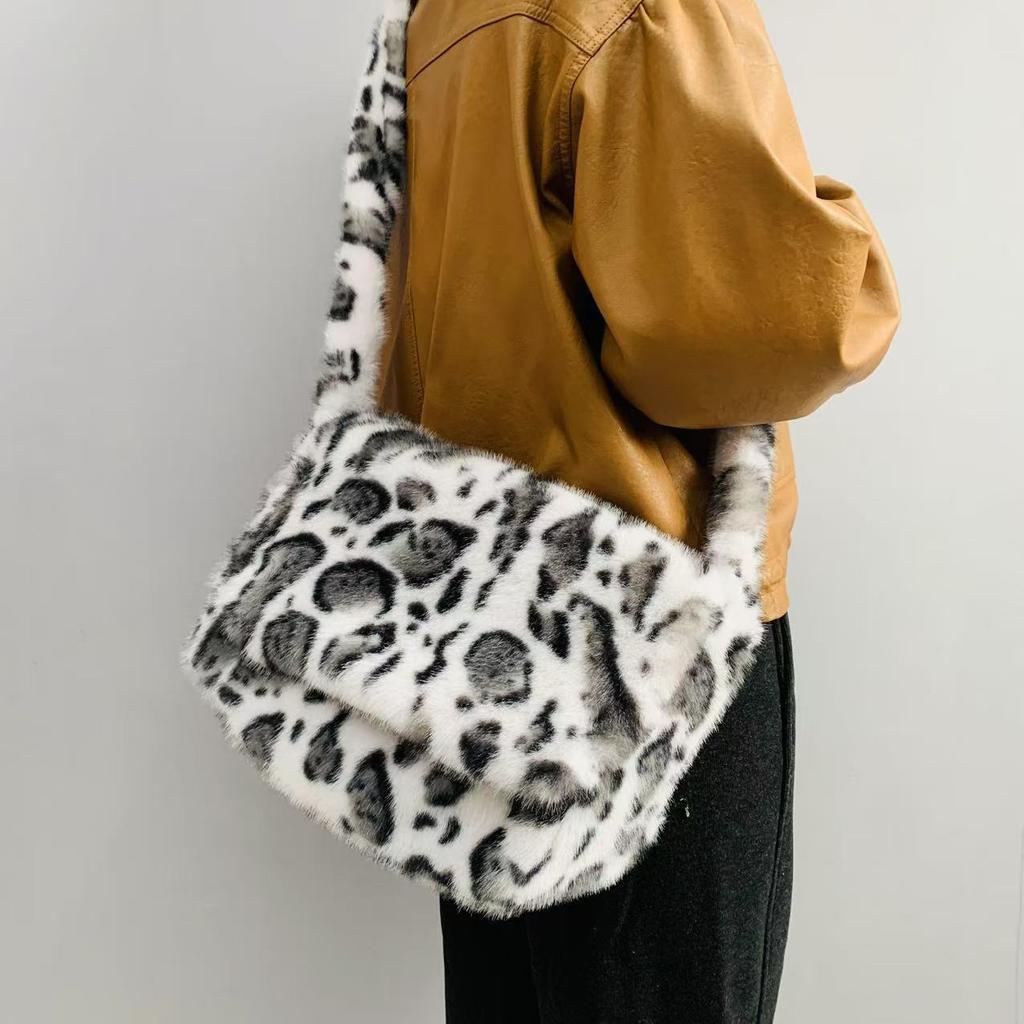 New Leopard Print Plush Messenger Bag Women'S Korean Version Fashion Imitation Fur Large Capacity Shoulder Bag Flip Trend