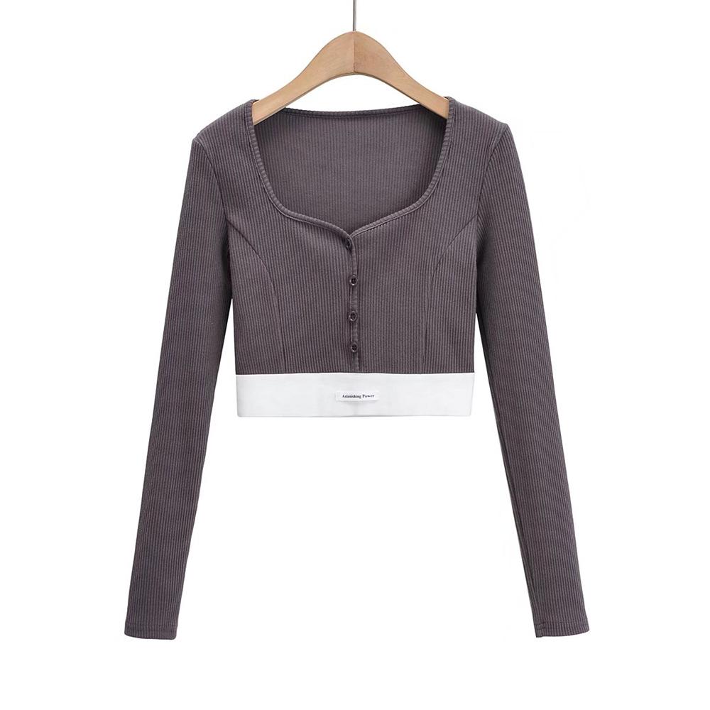 YPFF Trendiges Damen Cropped Slim Fit V-Ausschnitt Langarm Rippstrick Oberteil mit Logo-Applikation.