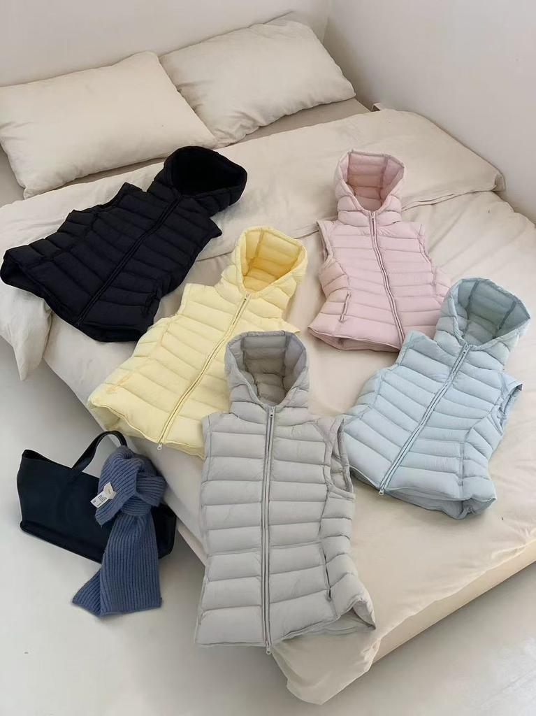 Colete de penas com capuz novo para outono e inverno, feminino, curto, cintura fina, colete leve, casaco exterior quente