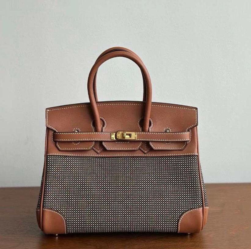 Geantă de mână nouă în stil european din piele de vacă Swift strat superior, cu patchwork cusut. Geantă de mână de înaltă calitate pentru femei, 25-30 cm înălțime.