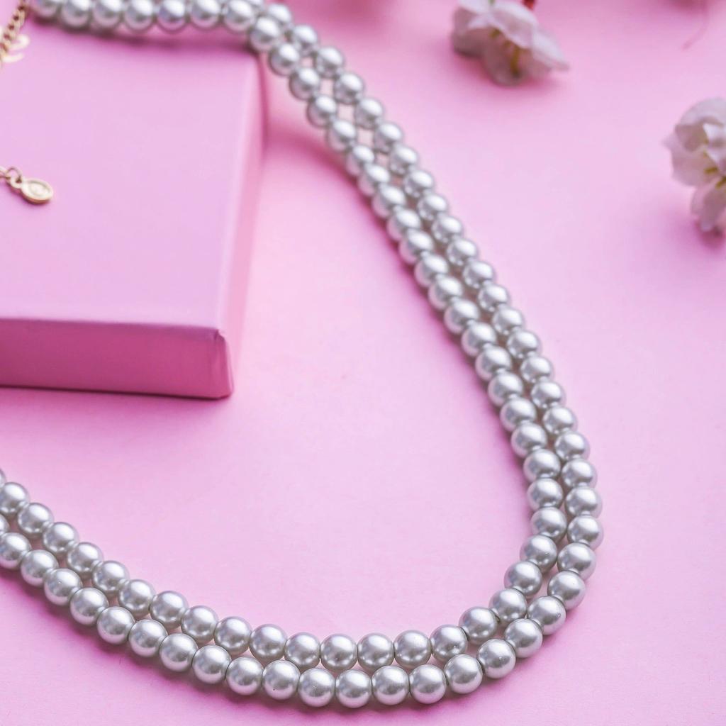 Vergoldete Damen-Halskette Estele mit schimmernden grauen Perlen in doppelreihiger Ausführung