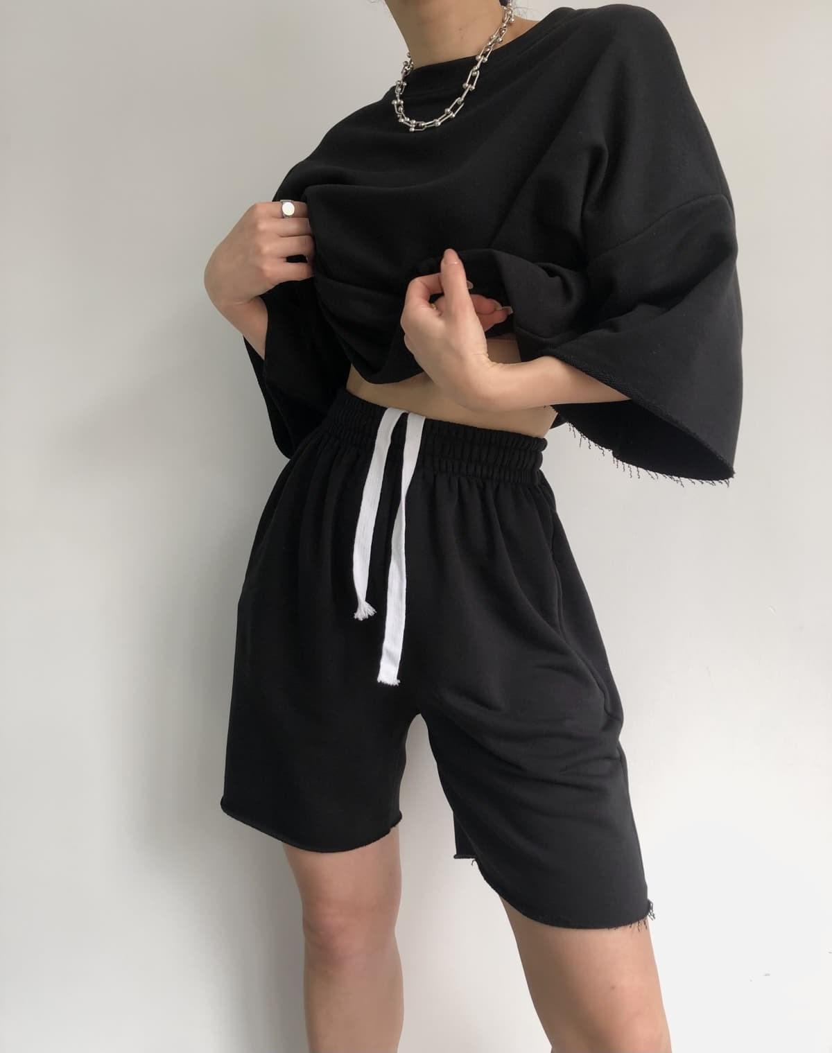 

MCLLCTN Gama Oversize-костюм с шортами и футболкой, черный S чёрный