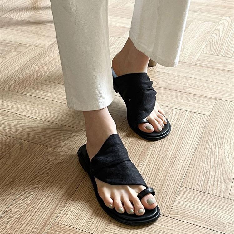 Korean Version of Niche Design Sense Leopard Print Cover Toe Flat Bottom Slippers Women's Outer Wear Summer New Fashion Beach Vacation Sandals