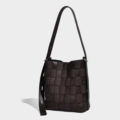 Niche Vacation Style Woven Bucket Bag for Women 2025 New Large Capacity Commuter Shoulder Bag Crossbody Bag
