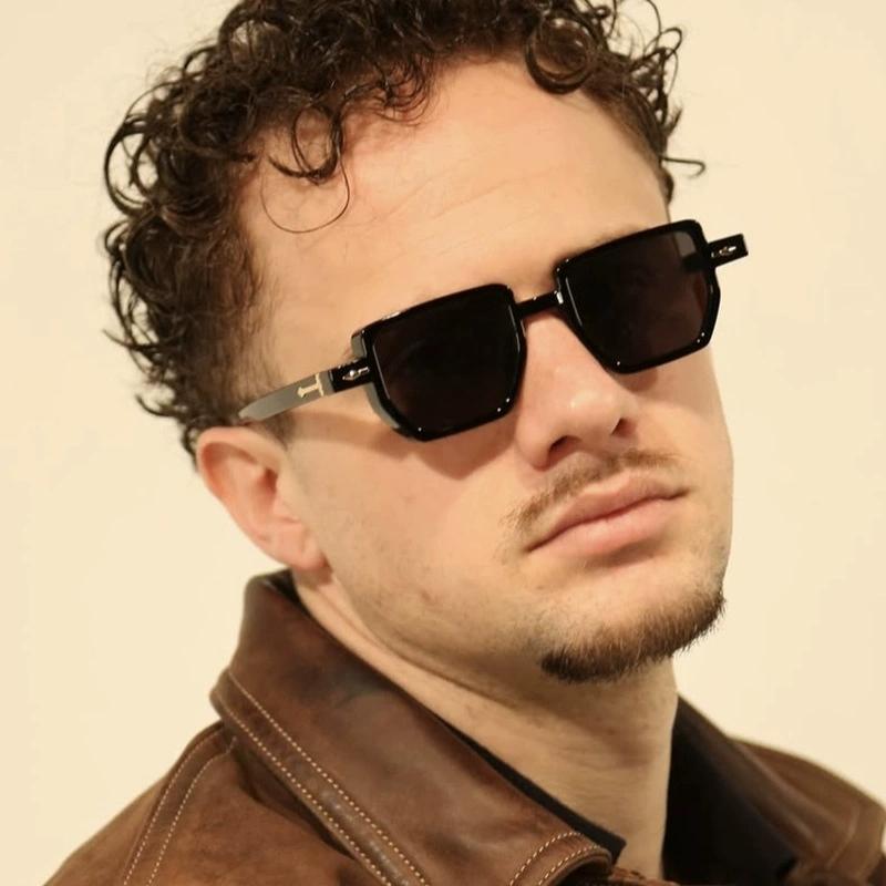 Retro Small Square Sunglasses Women Men UV400 Luxury Fashion Eyewear Rivets Shades Brand Oculus Gafas