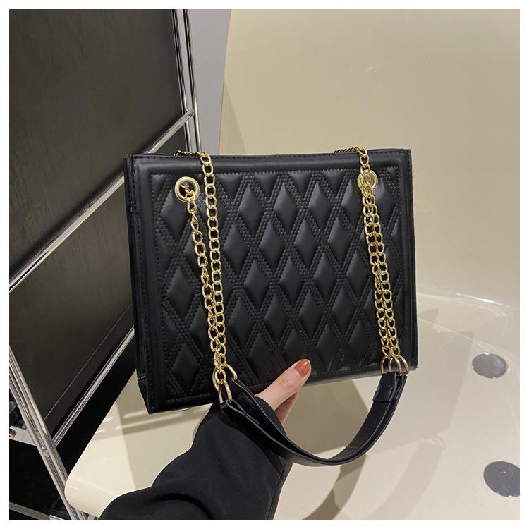 

Chain diamond bag large-capacity women s bag 2024 new niche ins versatile fashion trend textured messenger bag чорний