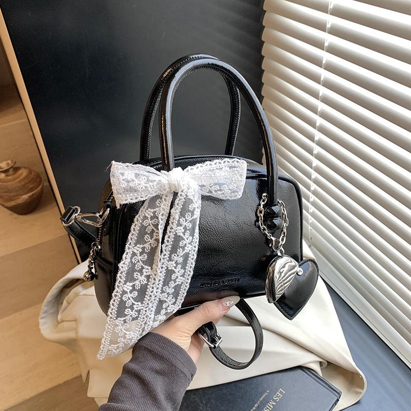 High sense women's bag 2025 new trendy fashion spring and summer niche design messenger bag popular portable pillow bag