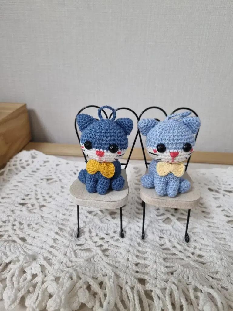 Handstickade dockor (kattnyckelring par)