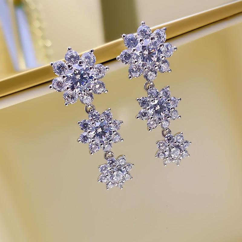 1 Pair of Silver-plated, Inlaid with Synthetic Zircon, Light Luxury Flowers, Versatile Simple Earrings.