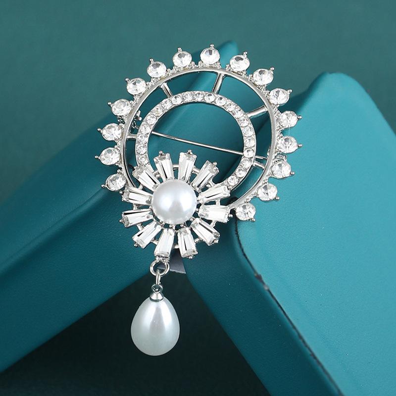 Suit brooch high-end light luxury Ferris wheel niche corsage pin hanging beads with jewelry