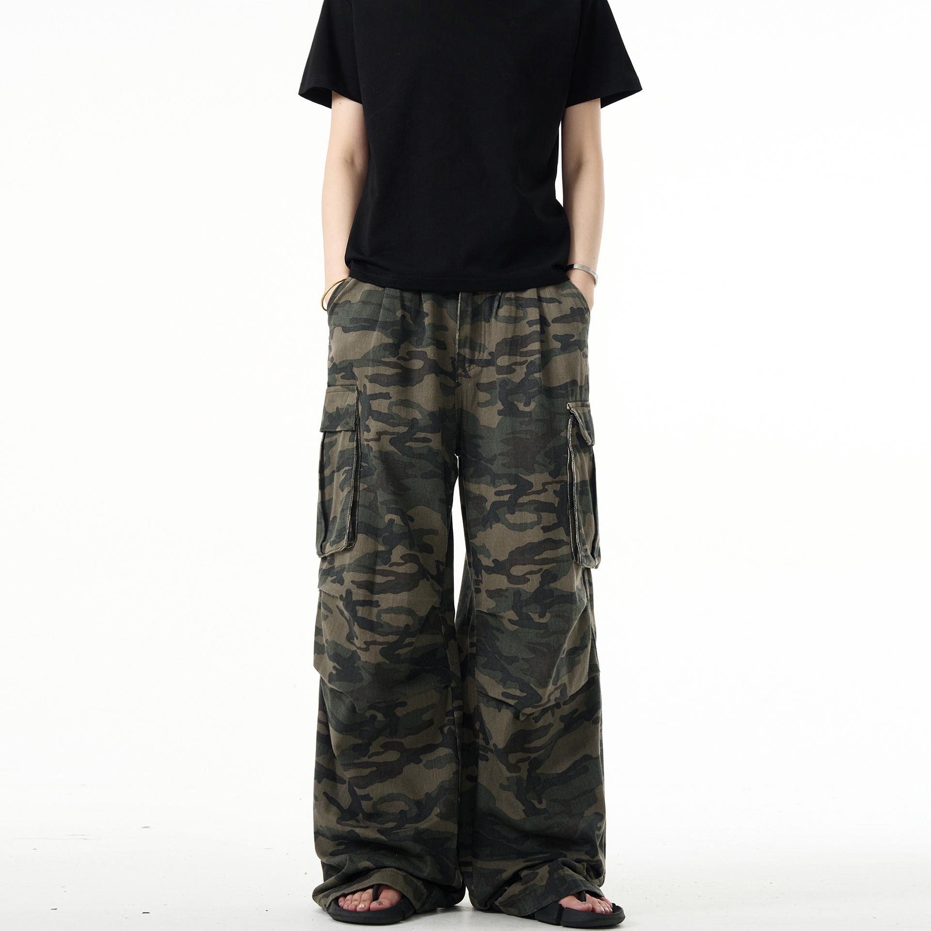 

Вінтажний камуфляжний комбінезон унісекс – вільного крою, із кількома кишенями, у модному ретро-стилі. S зелений