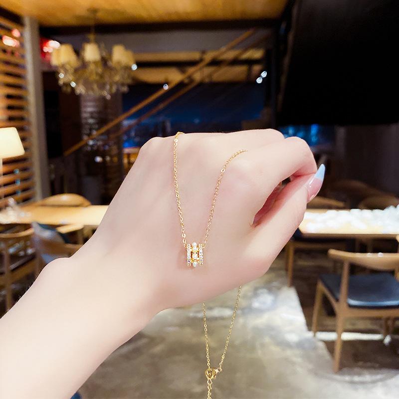 Niche design sense does not fade clavicle chain new fashion simple neck chain Japanese and Korean all-match light luxury titanium steel necklace women
