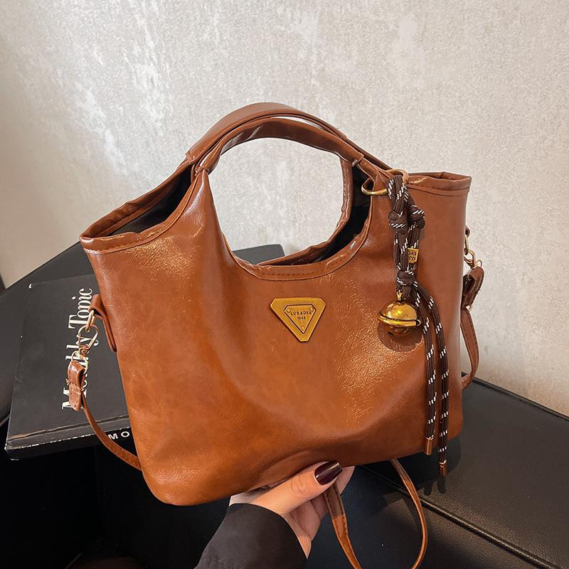 Retro Style Handbag for Women In Winter New High End and Versatile Niche Design One Shoulder Crossbody Bag