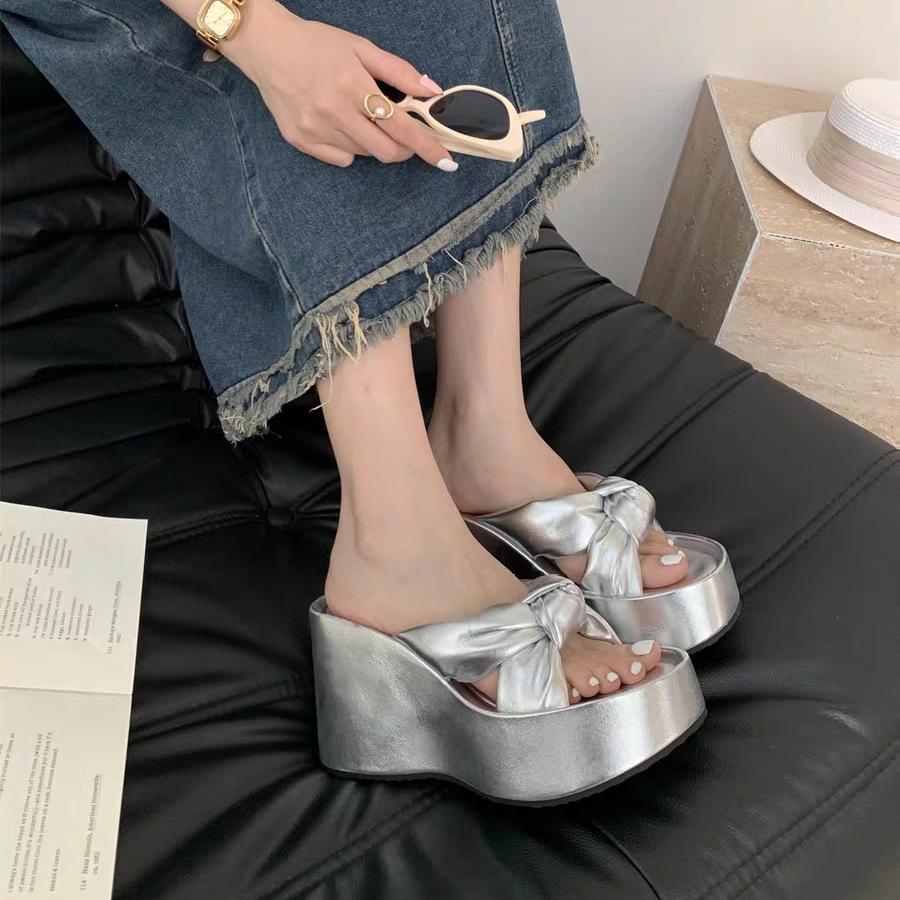 High-End-Mode Dicksohlige Slipper für Damen Sommer-Outdoor-Bekleidung 2025 neu Keilabsatz Kleine höhenverstärkende Strand-Ein-Wort-Slipper
