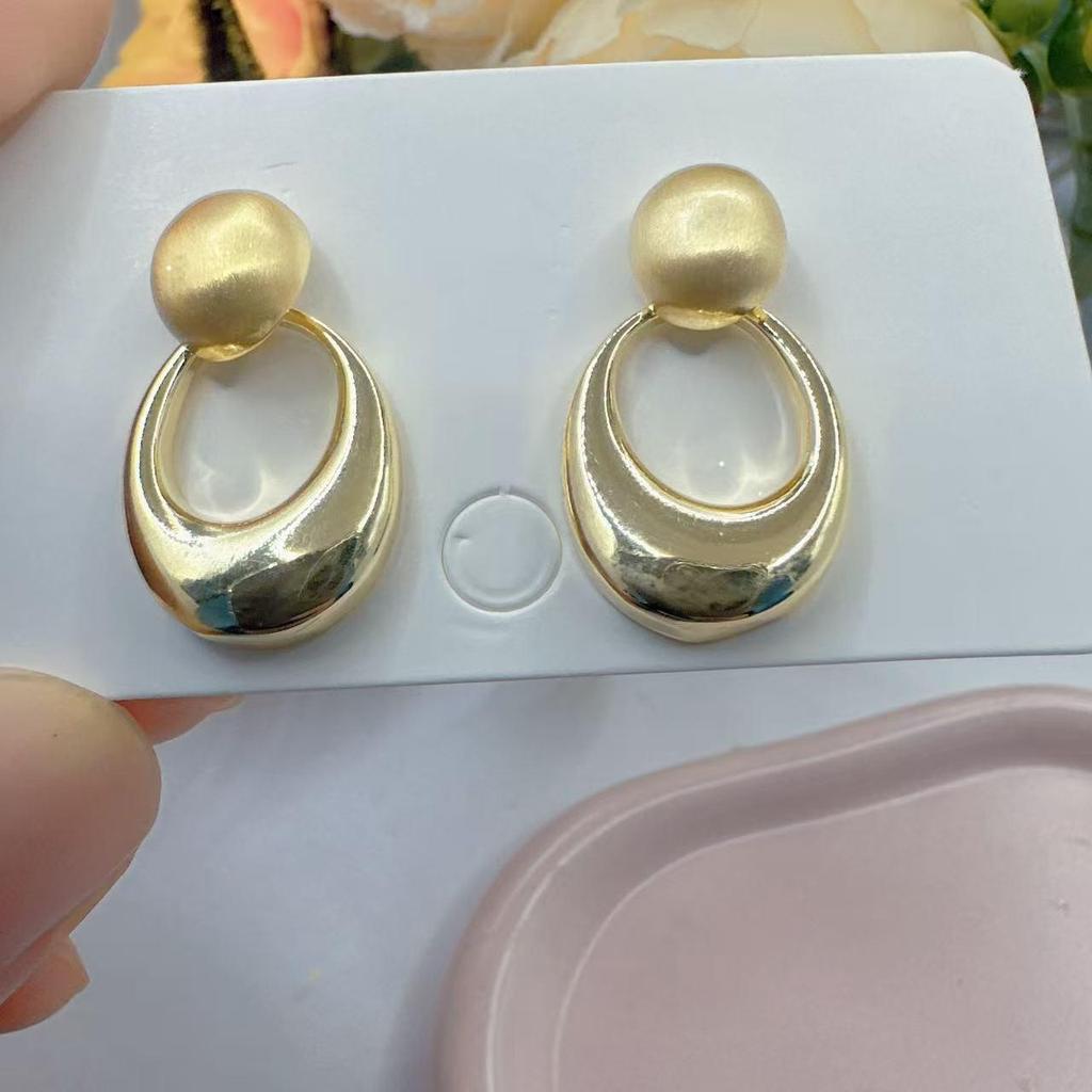 French Retro Oval Cutout Metal Earrings – Luxury High-End Fashion Jewelry for Women