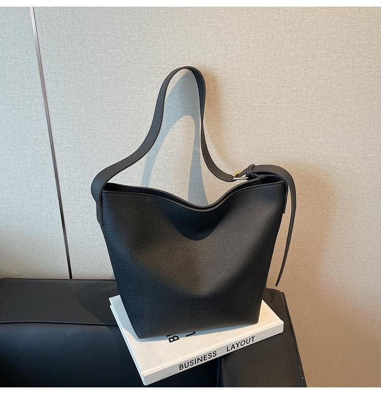 

Large capacity bucket bag, new fashion versatile bag, simple casual women s commuting shoulder oblique span bag чорний
