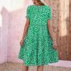 Sommermode für Damen mit V-Ausschnitt und gepunkteter Taille