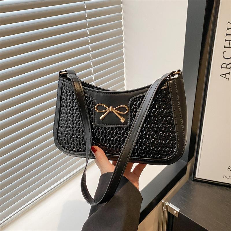 

Personalized small square bag, underarm bag, women s 2025 new oblique span bag, fashionable women s niche texture, crocodile pattern shoulder bag