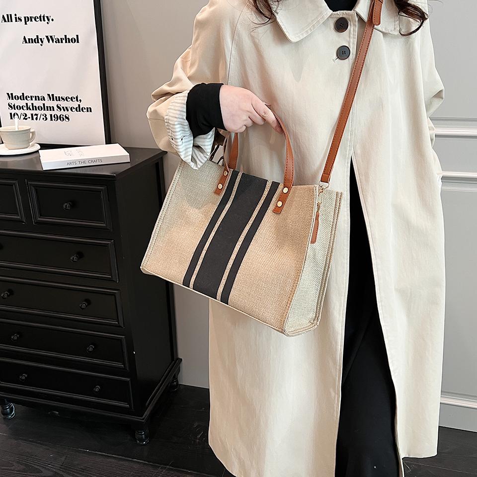 Die Tasche aus Canvas-Material, der Riemen aus PU-Material liegen angenehm in der Hand, die allgemeine Classicdirt Resis
