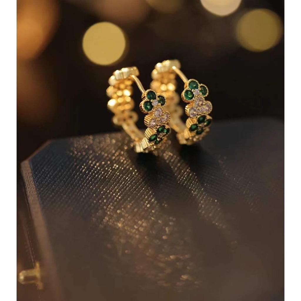 Minimalistische vierblättrige Kleeblatt-Ohrringe: Smaragd Zirkon, Vintage-inspiriert, 18K vergoldetes Kupfer, Trendiges Design, Ohrclips.