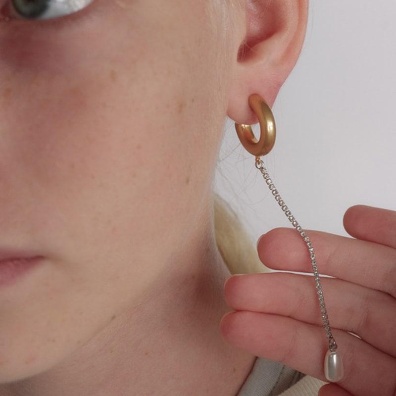 

MONDAY EDITION Teardrop Pearl Unbalanced Earrings - Gold one
