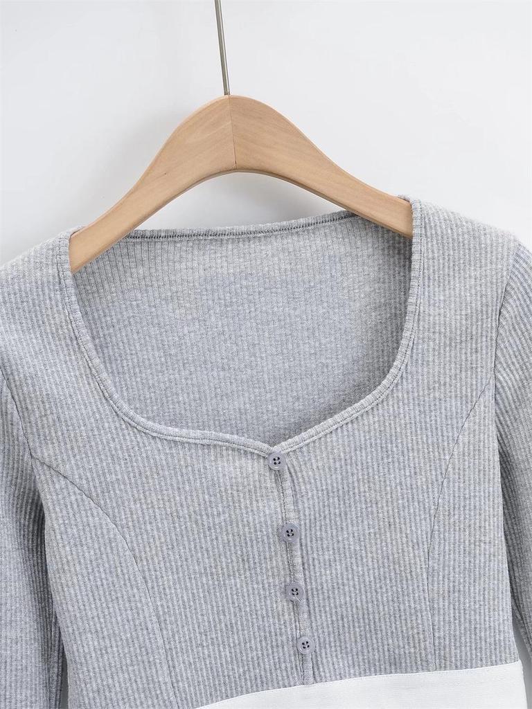 YPFF Trendiges Damen Cropped Slim Fit V-Ausschnitt Langarm Rippstrick Oberteil mit Logo-Applikation.