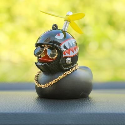 Ornement de tableau de bord de voiture Canard Cool avec casque à hélice, pistolet en métal et lunettes de soleil - Matériau PVC - Accessoire de décoration intérieure de voiture