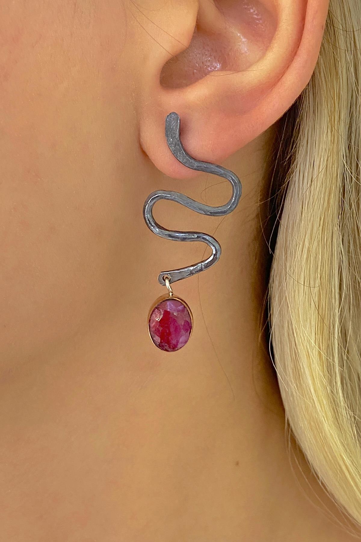 

Серьги из серебра 925 пробы специального дизайна с натуральным рубиновым камнем