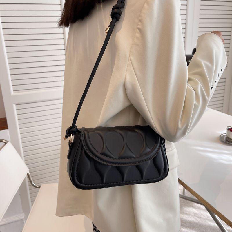 Преміальна та нішева жіноча сумка влітку зі стильною текстурою та сумкою через одне плече. Універсальна сумка під пахви для жінок