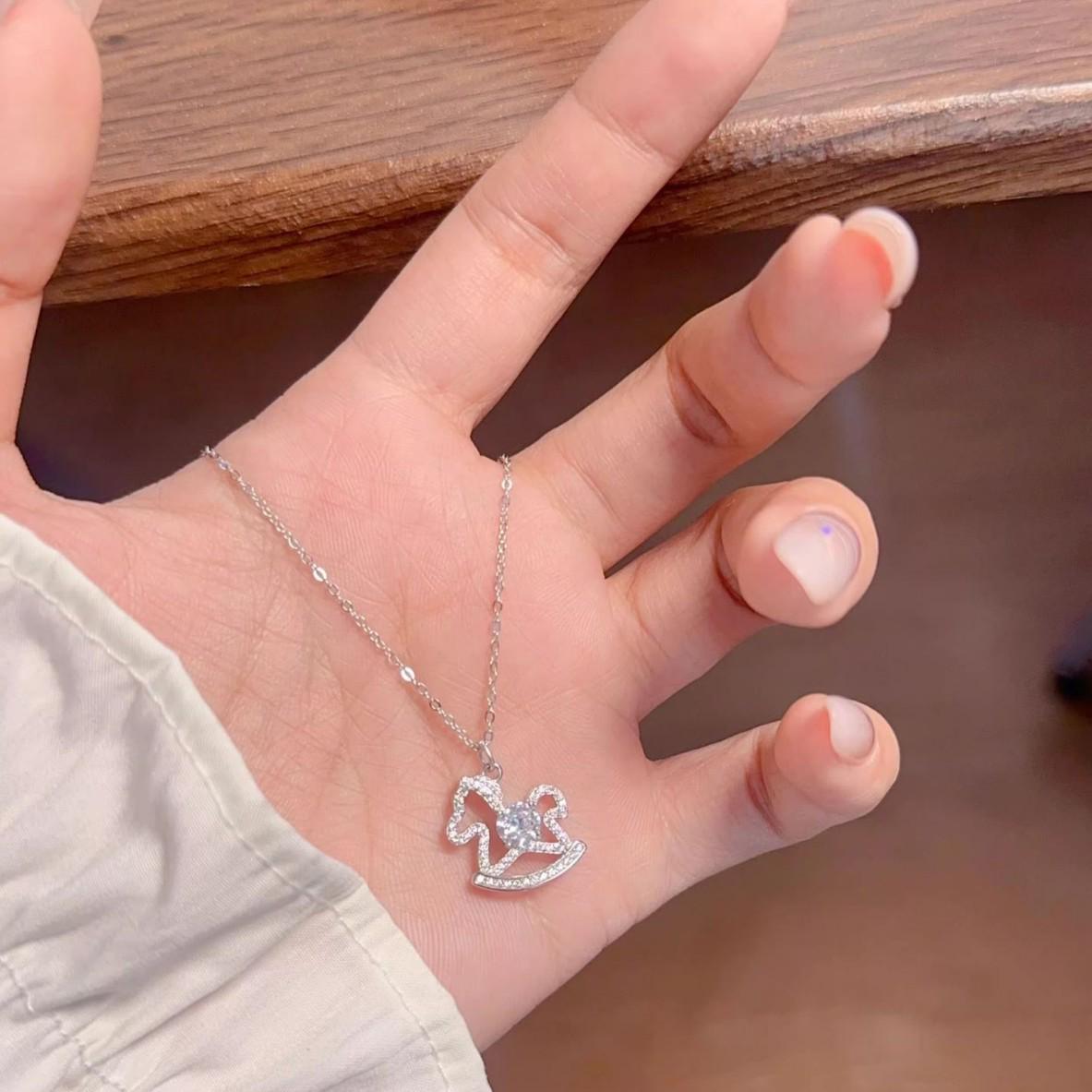 Роскошное ожерелье Года Лошади: Никелированное серебро, Нишевый дизайн для женщин