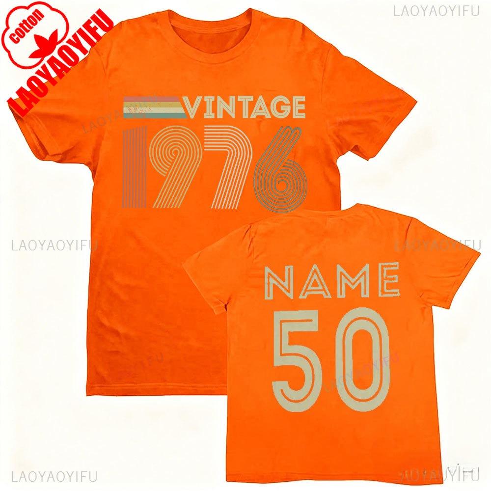 Koszulka na 50. urodziny z 1976 roku z personalizacją na 2026 rok. Pomysł na prezent z własnym imieniem. Letnie, oddychające koszulki. Nostalgia, retro.