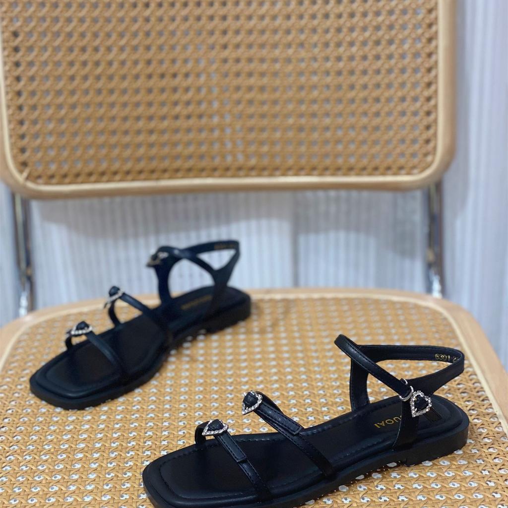 Internet celebrity one-word buckle sandals girl 2025 new summer French fairy style temperament fashion shoes popular Roman shoes
