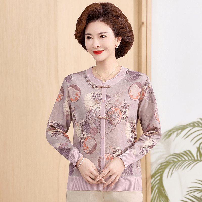 Herbststrickware für Frauen mittleren Alters: Schicker Pullover im neuen Stil