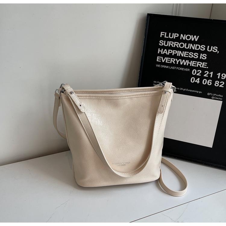 Large capacity fashion tote bag women's new retro commuter underarm bag women's niche shoulder messenger bag