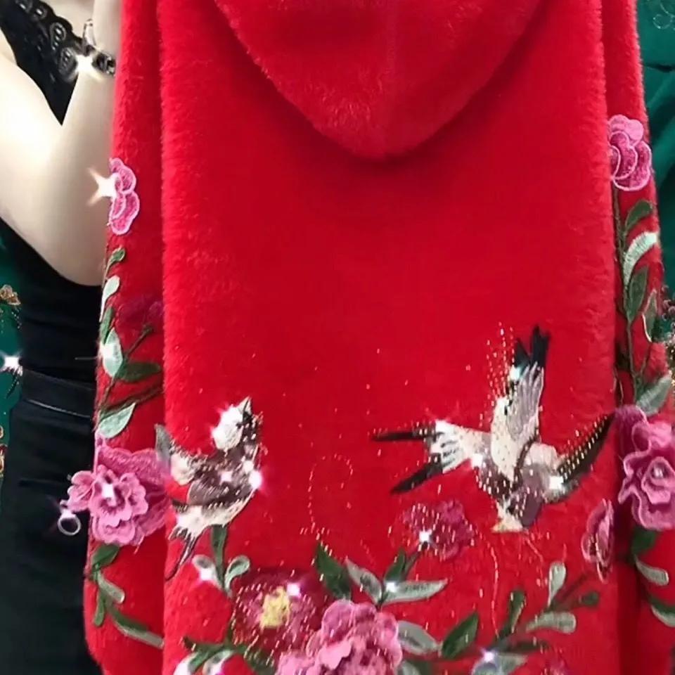 

Жіноча зимова куртка з коміром зі штучного хутра норки та вишивкою у вигляді квітів XS