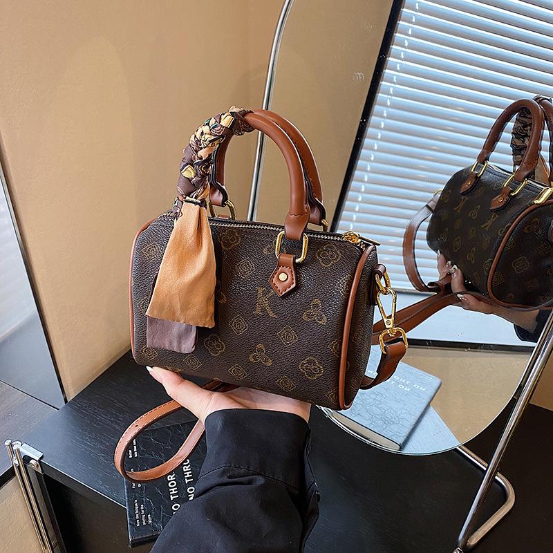 Borsa a Mano/Tracolla Versatile a Cuscino da Donna 2026 con Occhiali da Lettura e Foulard di Seta