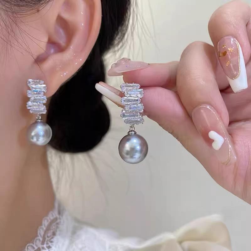 

Fashion Pearl Earrings - Unique and Exclusive Women s Ear Studs. Zirconia - Luxurious and High-end Ear Accessories. сірий колір