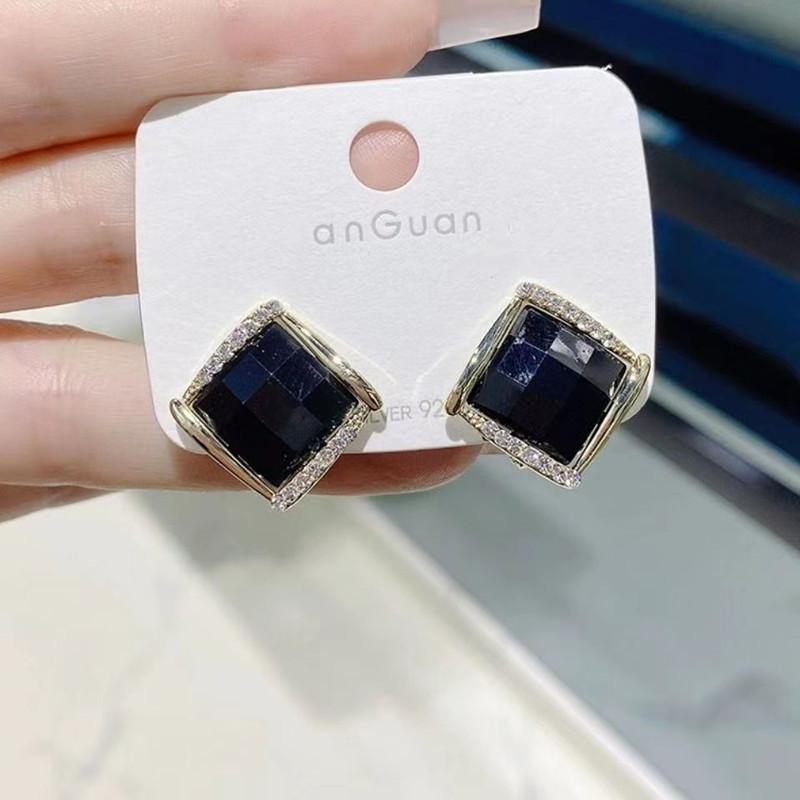 Stylish and simple square high-end stud earrings, women's geometric versatile temperament earrings, elegant and atmospheric earrings.