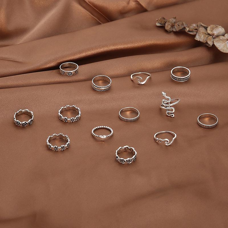 Grenzüberschreitender beliebter Schmuck: Dreizehnteiliges Ringset mit Schlangen-, Blumen-, Liebes- und geometrischem Design.