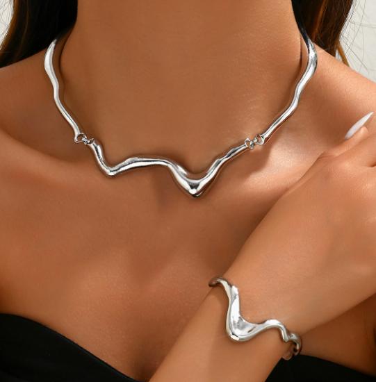 Женский набор украшений: Ожерелье-чокер и браслет с витым дизайном из жидкого металла One Size