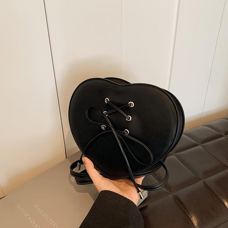 

В этом году популярный нишевый рюкзак Love для женщин 2024 года, новый модный универсальный иностранный стиль, сумка-бабочка на шнуровке для поездок на работу и обратно чёрный