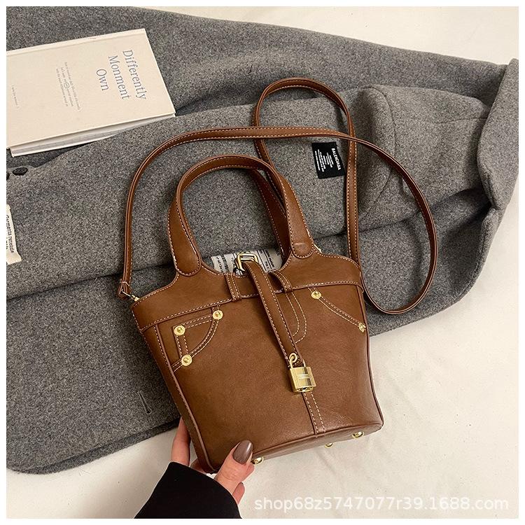 

2025 new vegetable basket bag fashion casual hand carrying bucket bag retro niche design single shoulder messenger bag bag women коричневый