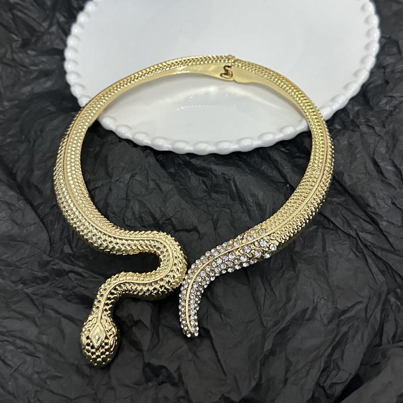 

Tooxika Преувеличенная личность Инкрустированное бриллиантами открытие змеи Эластичный воротник Модное темпераментное ожерелье золотой