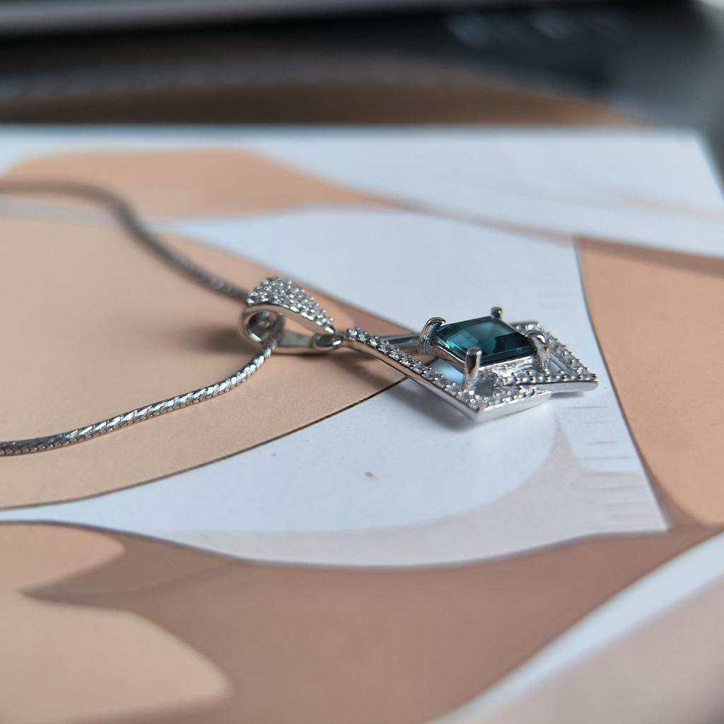 Pendentif en argent avec topaze London Blue 1.339ct, zircons (2204893)