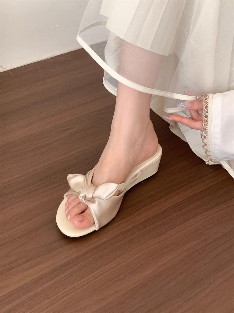 2025 new French white bow thick-bottomed one-word slippers women's summer can wear fashionable low-heeled cool slippers