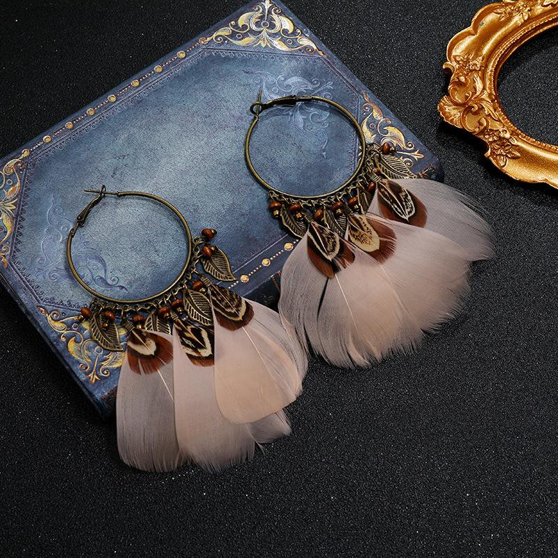 Bohemianische Federohrringe im Retro-Urlaubsstil am Meer, Weiblichkeit, Persönlichkeit, Mode, Fransen, vielseitige Ohrringe