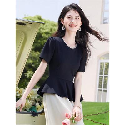 Elegantes T-Shirt im französischen Stil mit Perlenrüschen, schmal geschnitten