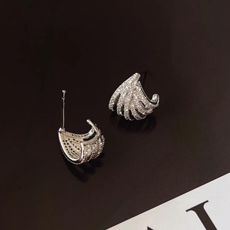 Exquisite Claw Stud Earrings for Women Silver Color Sparkling Cubic Zirconia Luxury Trendy Female Accessories Hot Jewelry
