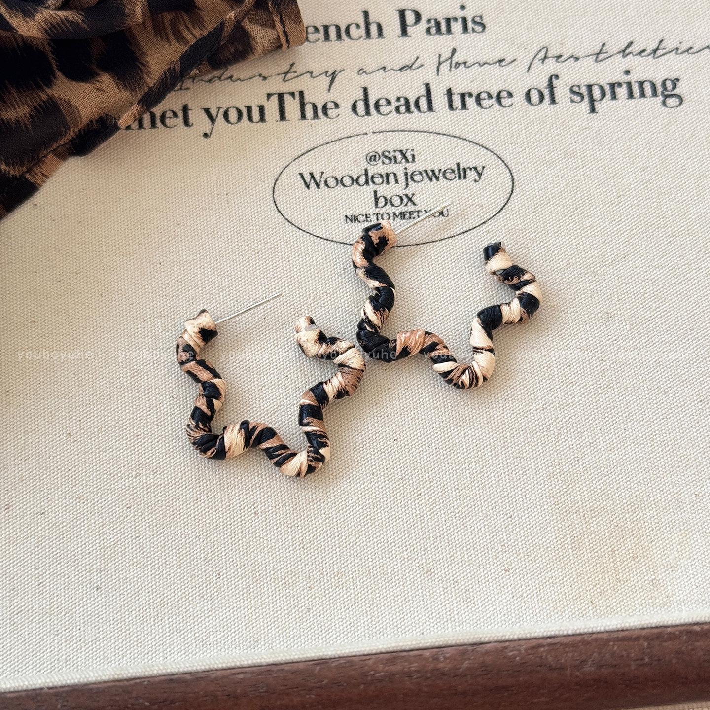 

High-End Retro Leopard Star Stud Earrings: 2025 Fashion Statement for Women